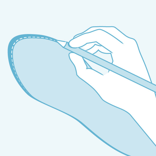 インソールに下書きする様子